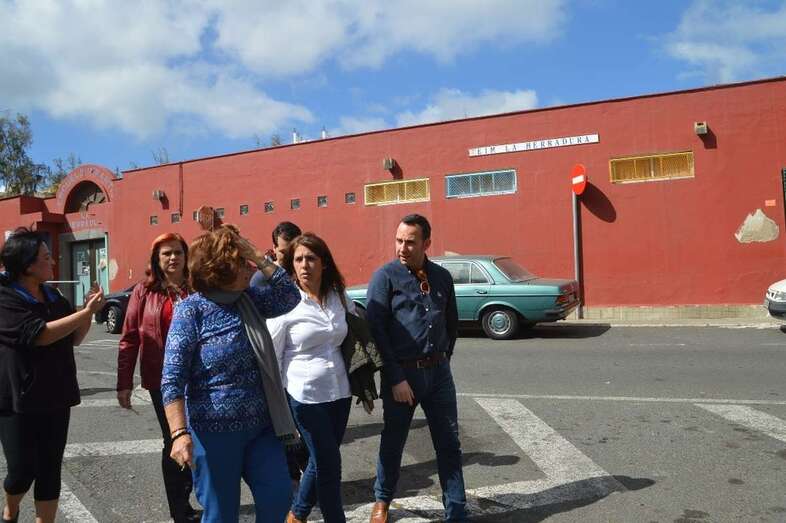 La alcaldesa de Telde, Carmen Hernández, cerca de la puerta principal de la Escuela Infantil de La Herradura (Foto TA)